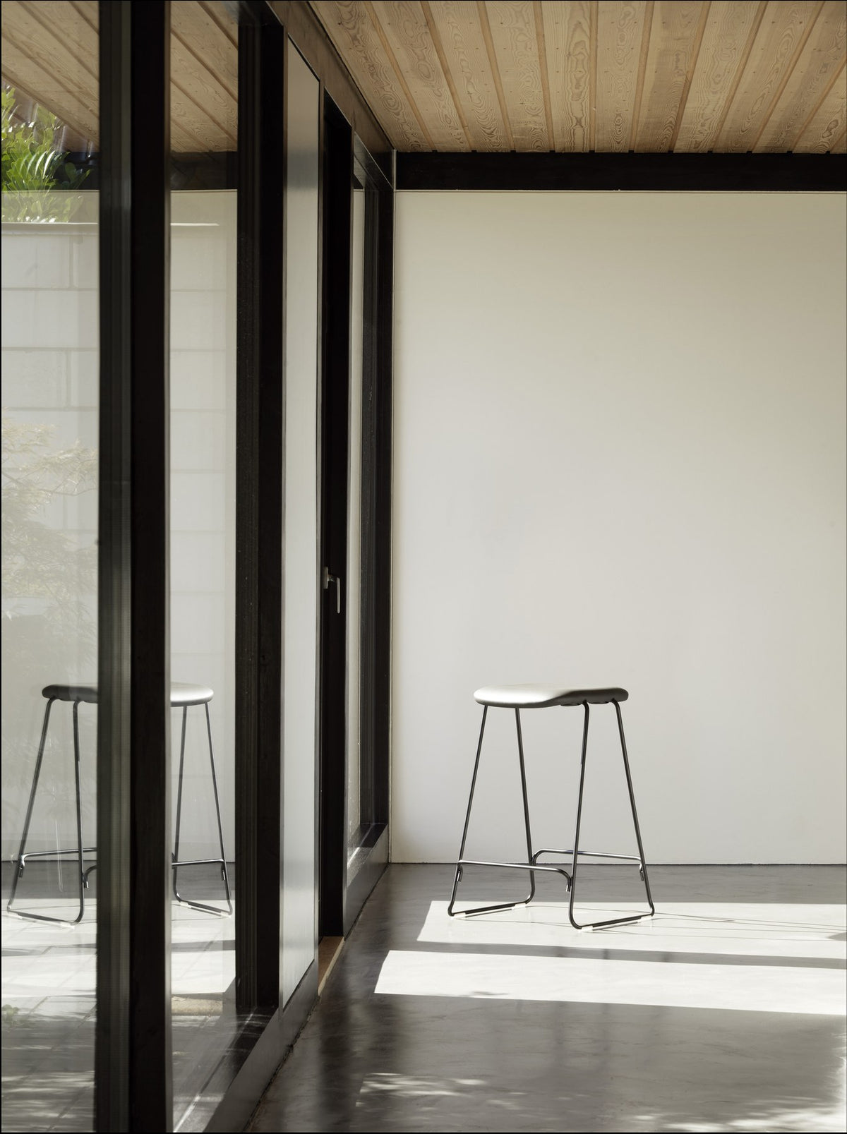 Gepolsterter Barhocker Just von Normann Copenhagen mit geformter Holzschale, Textilbezug Camira JA159 und verchromtem Stahlgestell.