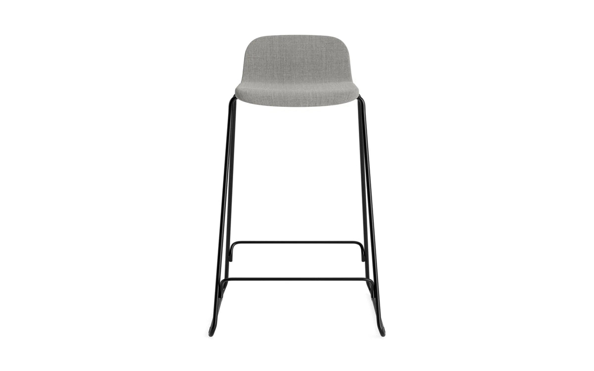 Just Barhocker 65 cm mit Lehne, gepolstert, schwarzer Stahl/ Remix in Remix 133 präsentiert im Onlineshop von KAQTU Design AG. Barstuhl ist von Normann Copenhagen