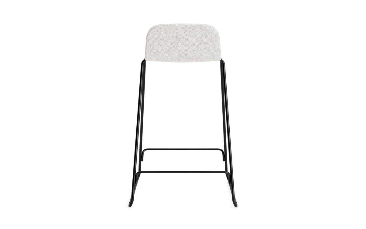 Just Barhocker 65 cm mit Lehne, gepolstert, schwarzer Stahl/ Hallingdal in Hallingdal 110 präsentiert im Onlineshop von KAQTU Design AG. Barstuhl ist von Normann Copenhagen