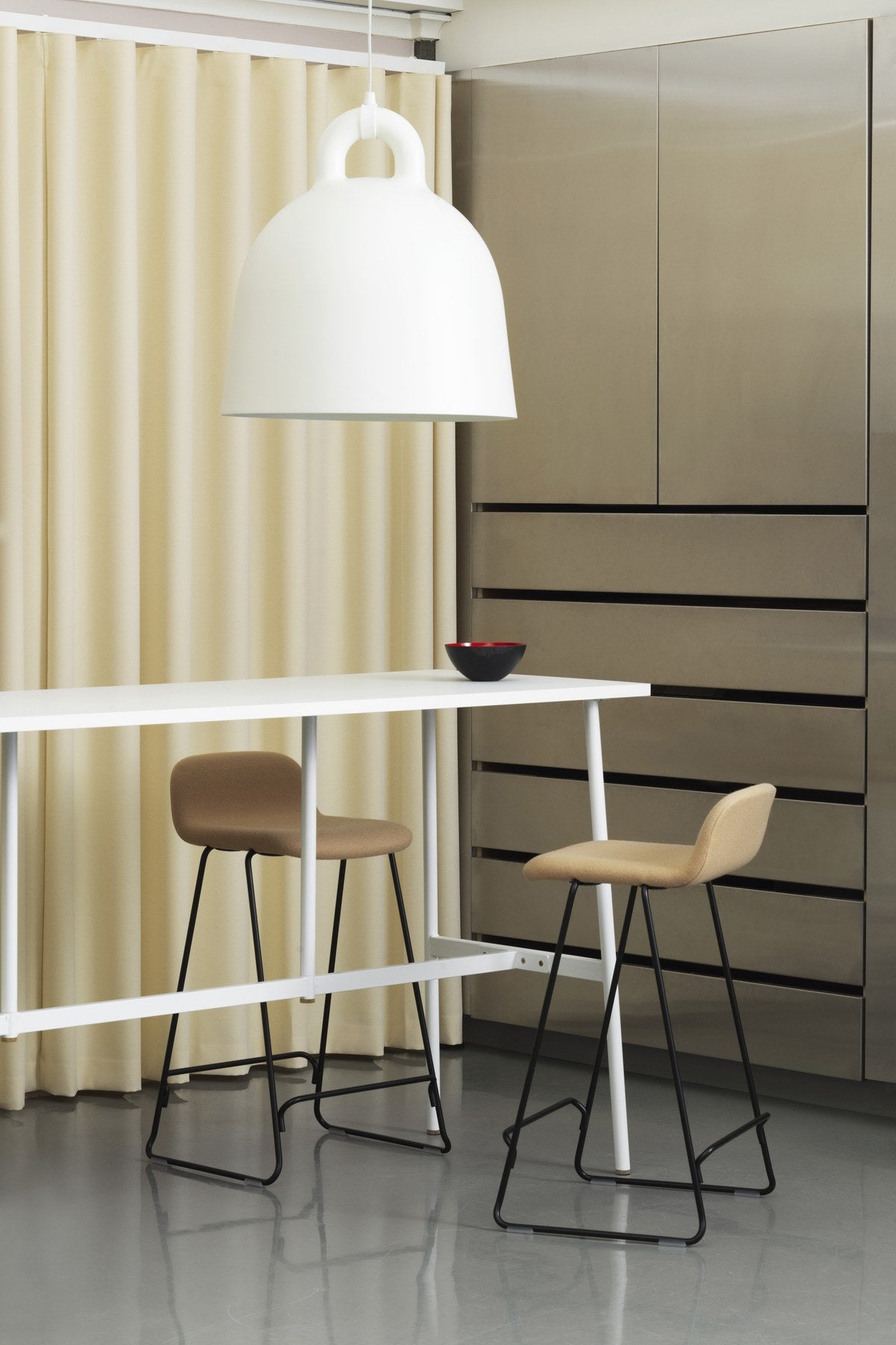 Just Barhocker mit Lehne von Normann Copenhagen, Sitzschale aus Eichenfurnier mit Polsterung, Gestell aus Stahl, Farbe Beige