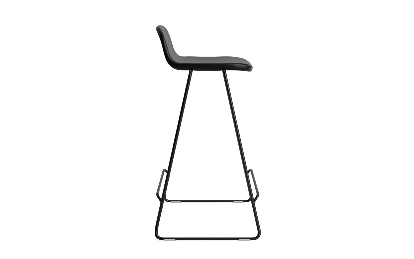 Just Barhocker 65 cm mit Lehne, gepolstert, schwarzer Stahl Ultra Leder in Ultra 41599 präsentiert im Onlineshop von KAQTU Design AG. Barstuhl ist von Normann Copenhagen