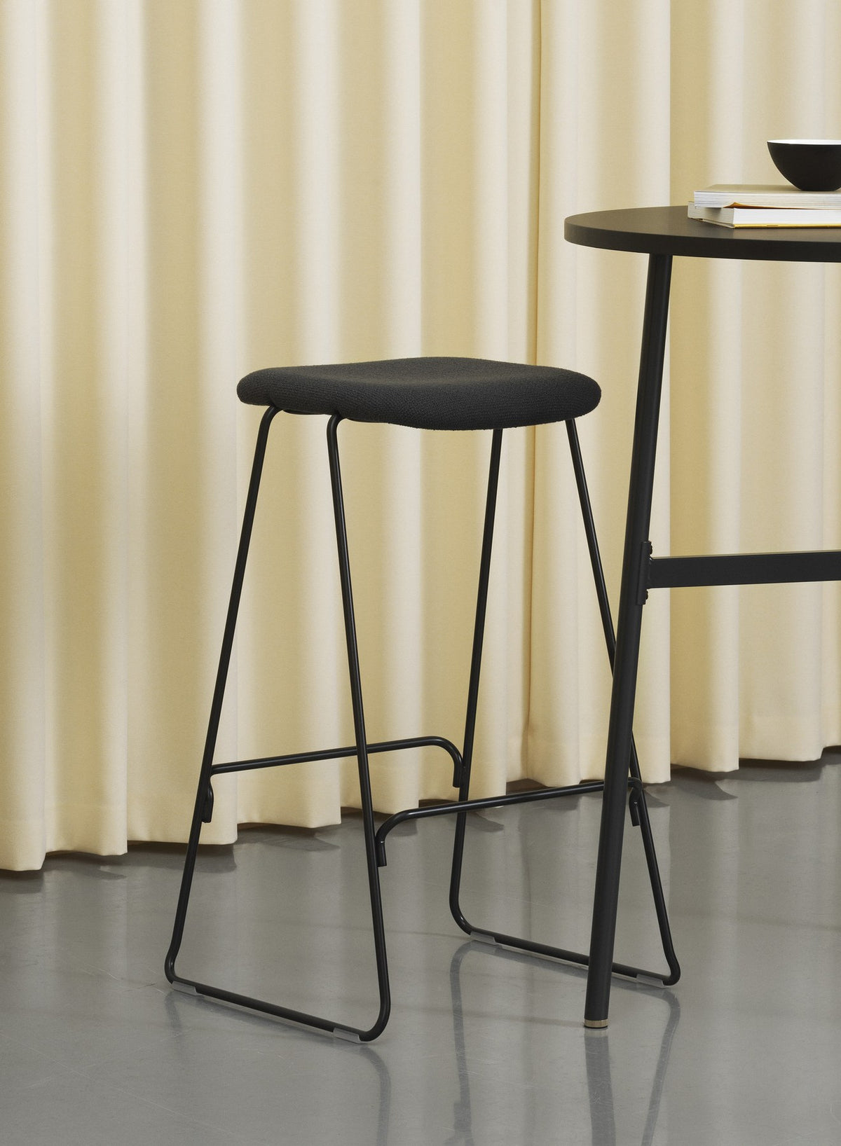 Just Barhocker von Normann Copenhagen, schwarz gepolstert, mit Schale aus Eichenfurnier und verchromtem Stahlgestell.