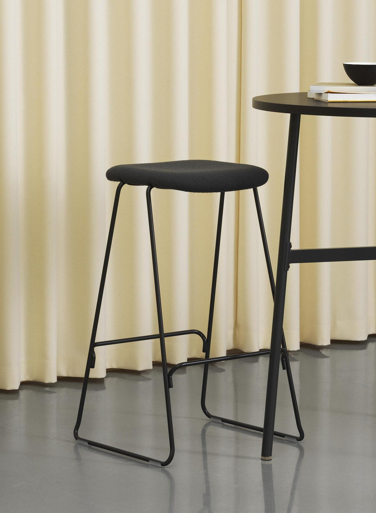 Just Barhocker 65 cm, gepolstert, Chrom/ Ultra in Ultra 41599 präsentiert im Onlineshop von KAQTU Design AG. Barstuhl ist von Normann Copenhagen