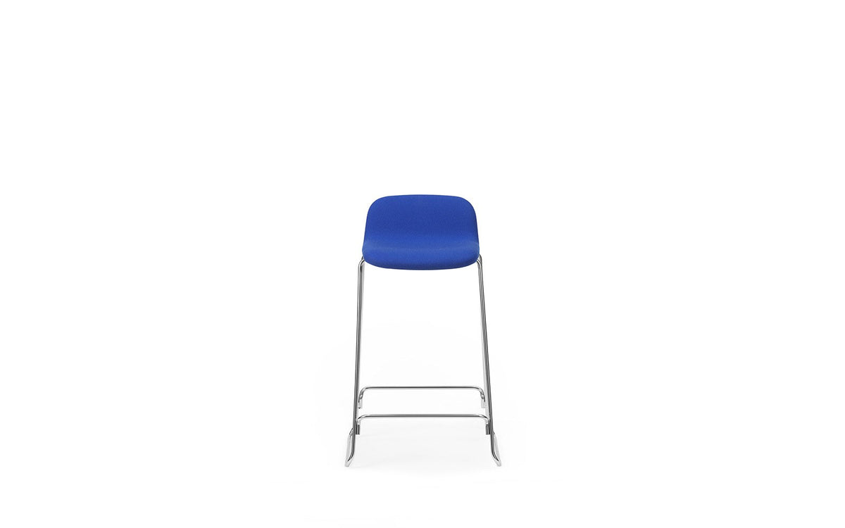 Gepolsterter Barhocker Just von Normann Copenhagen mit geformter Holzschale, Textilbezug Camira JA159 und verchromtem Stahlgestell.