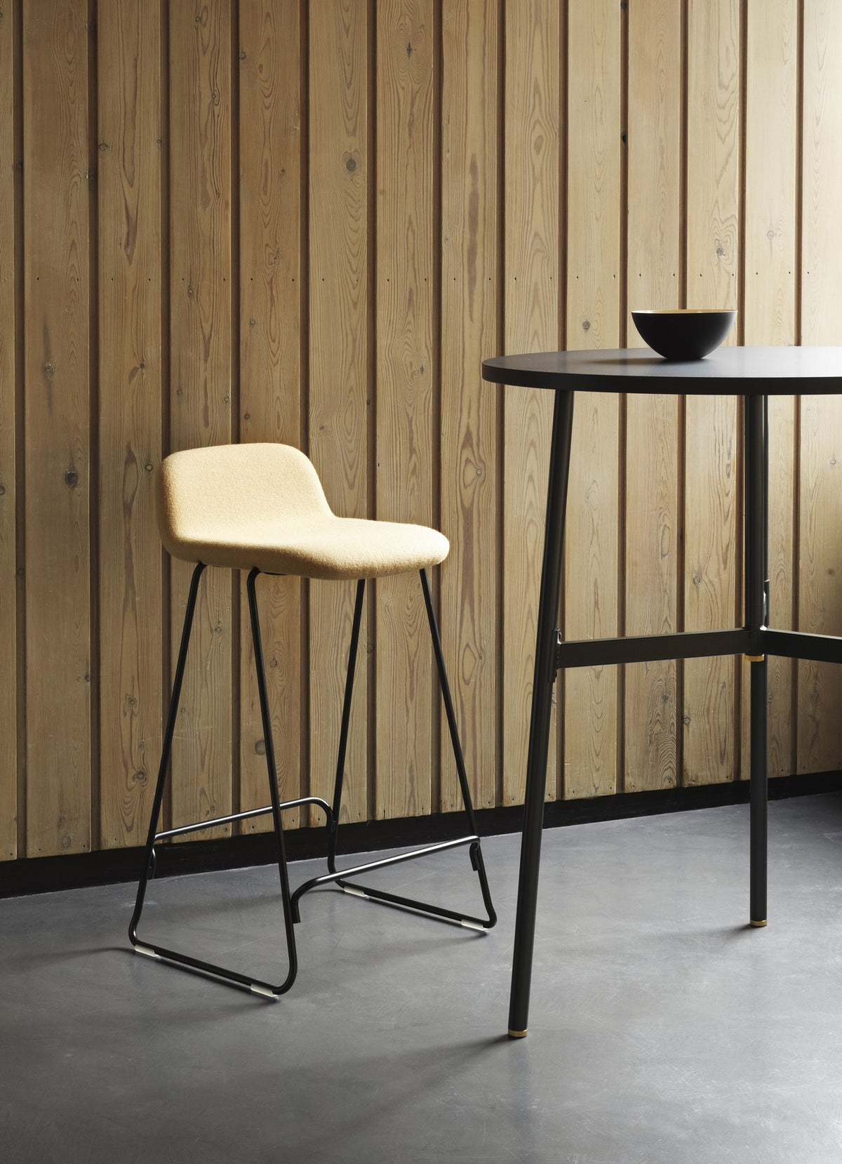 Gepolsterter Barhocker Just von Normann Copenhagen mit geformter Holzschale, Textilbezug Camira JA159 und verchromtem Stahlgestell.