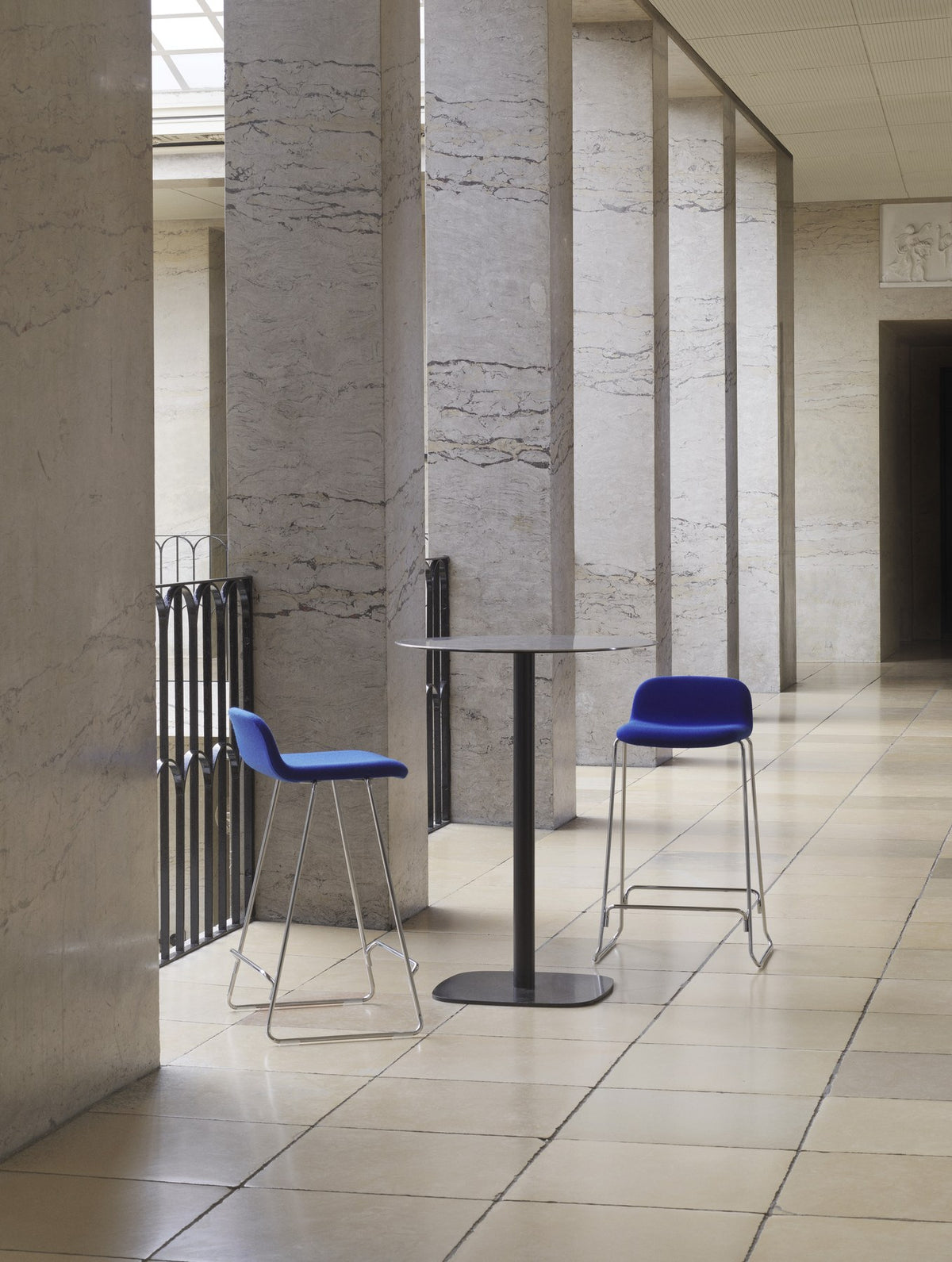 Gepolsterter Barhocker Just von Normann Copenhagen mit geformter Holzschale, Textilbezug Camira JA159 und verchromtem Stahlgestell.