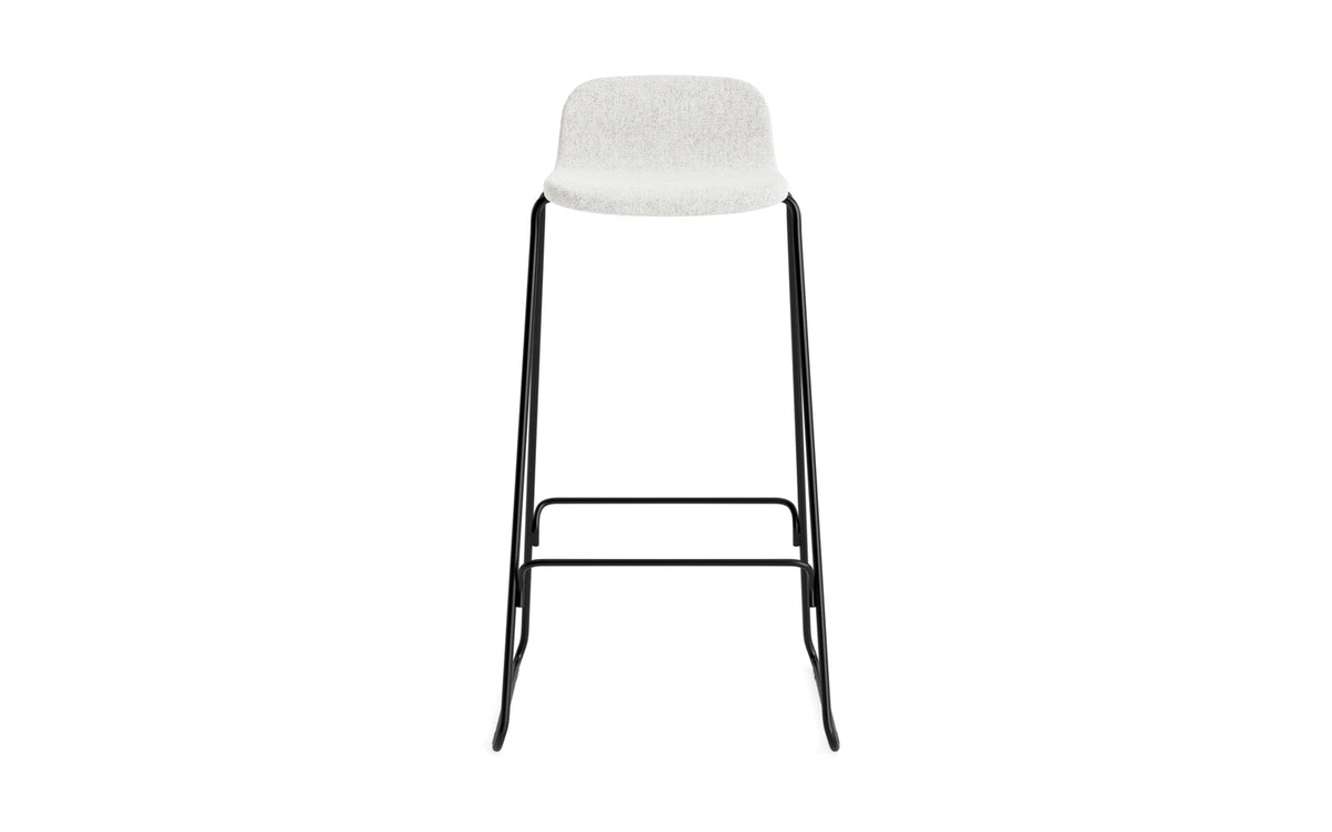 Just Barhocker 75 cm mit Lehne, gepolstert, schwarzer Stahl Hallingdal in Hallingdal 110 präsentiert im Onlineshop von KAQTU Design AG. Barstuhl ist von Normann Copenhagen