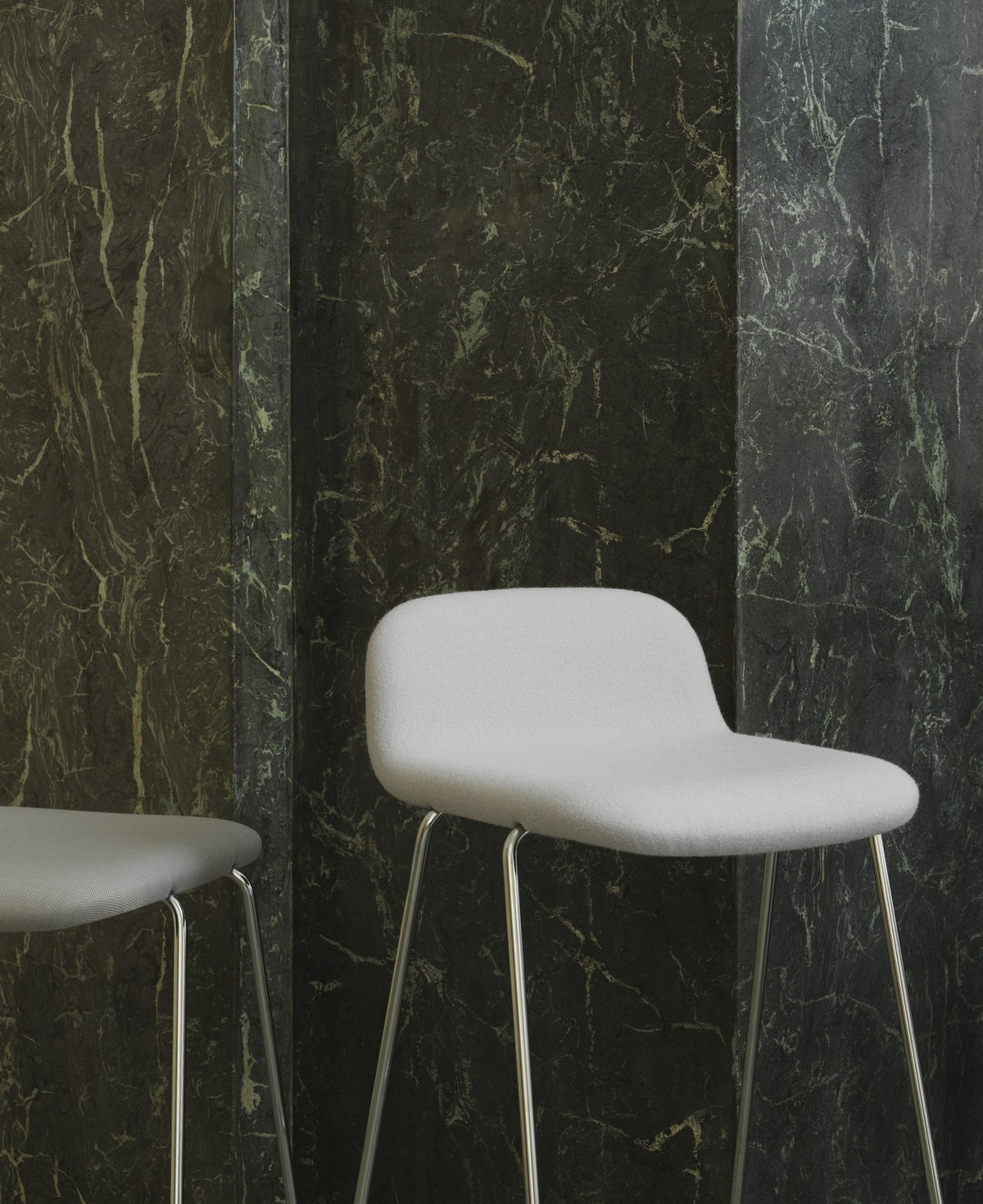 Just Barhocker mit Lehne von Normann Copenhagen, Sitzschale aus Eschenholz mit Textilpolster Camira Yoredale, Gestell aus pulverbeschichtetem Stahl.