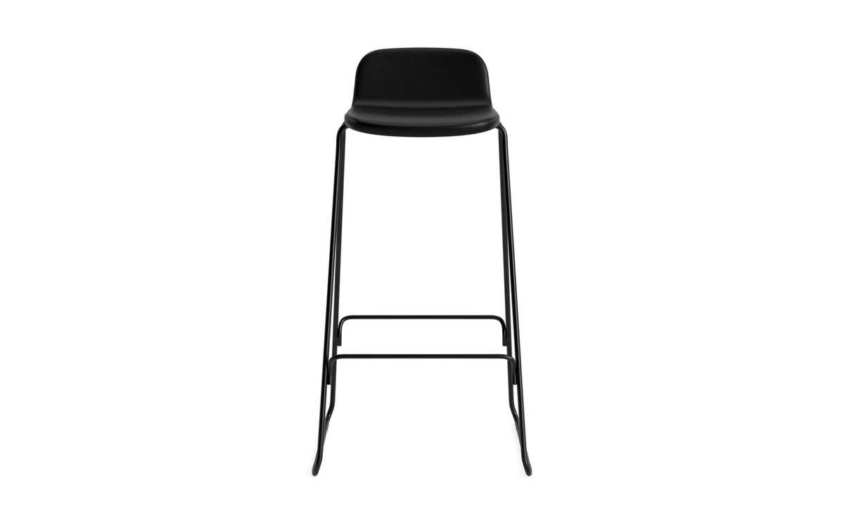 Just Barhocker 75 cm mit Lehne, gepolstert, schwarzer Stahl Ultra Leder in Ultra 41599 präsentiert im Onlineshop von KAQTU Design AG. Barstuhl ist von Normann Copenhagen
