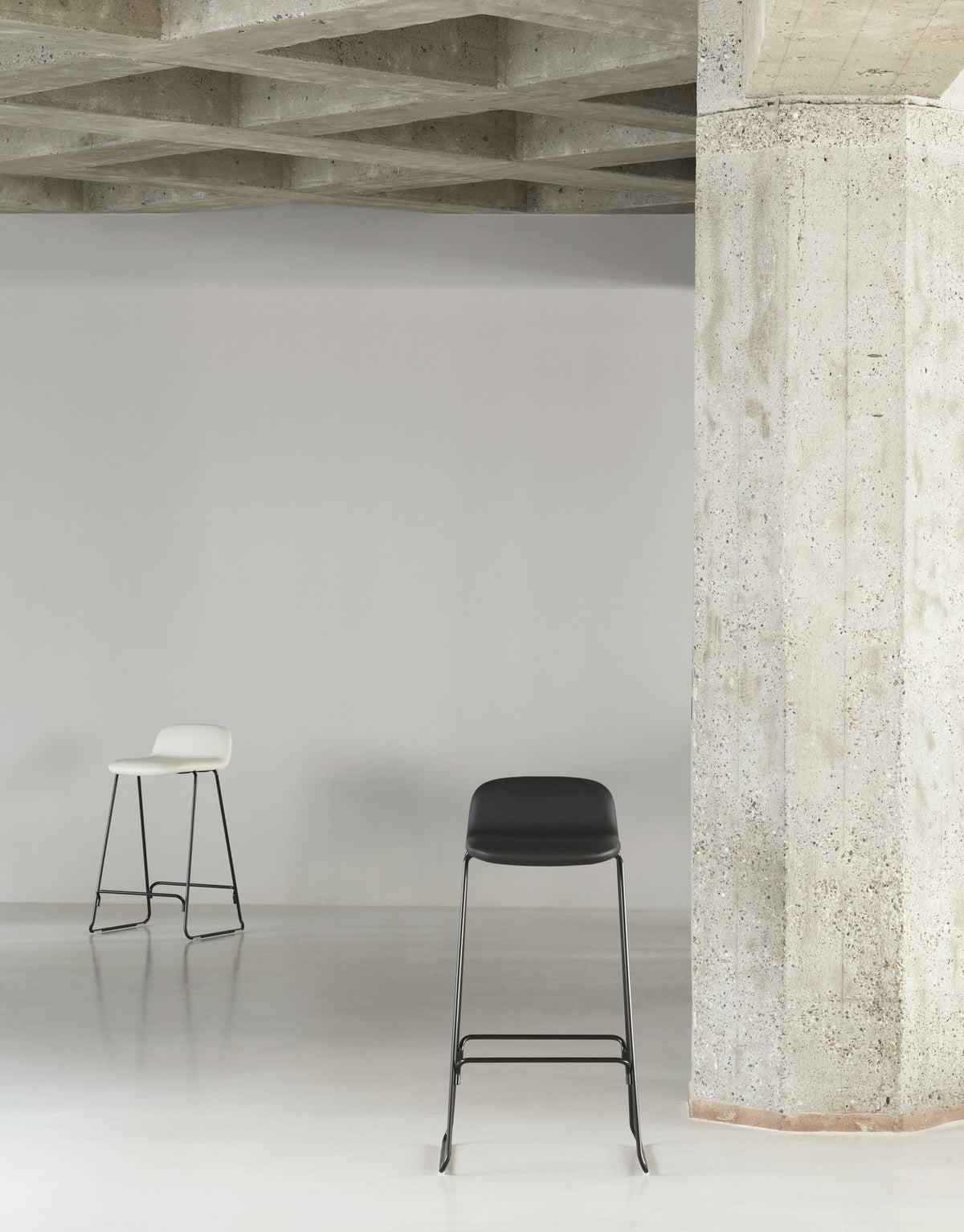 Just Barhocker 75 cm von Normann Copenhagen in Anthrazit, gepolsterte Sitzschale aus Ahornfurnier mit Gestell aus verchromtem Stahl.