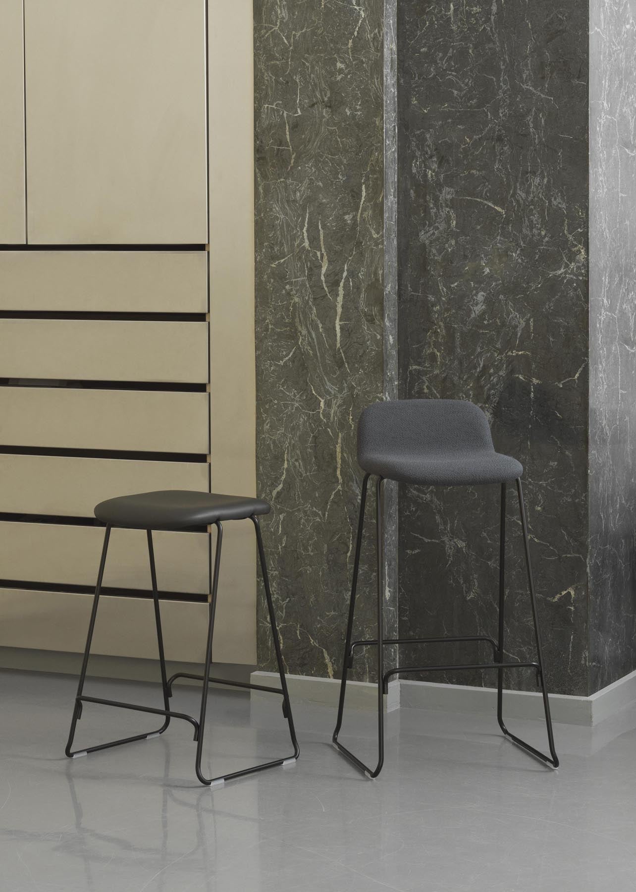 Just Barhocker 75 cm, gepolstert, Chrom/ Hallingdal in Hallingdal 110 präsentiert im Onlineshop von KAQTU Design AG. Barstuhl ist von Normann Copenhagen