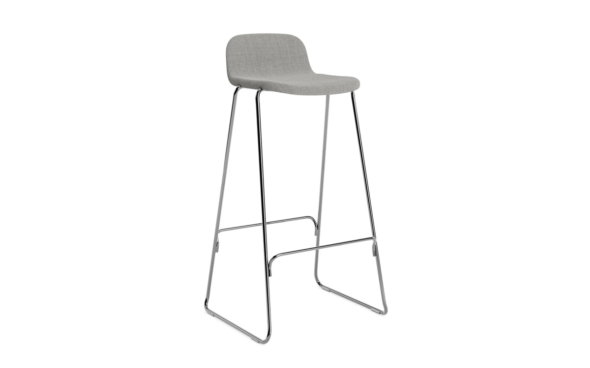 Just Barhocker 75 cm mit Lehne, gepolstert, Chrom/ Remix in Remix 133 präsentiert im Onlineshop von KAQTU Design AG. Barstuhl ist von Normann Copenhagen