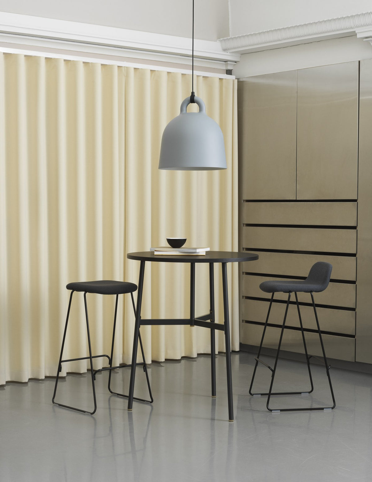 Just Barhocker 75 cm von Normann Copenhagen in Anthrazit, gepolsterte Sitzschale aus Ahornfurnier mit Gestell aus verchromtem Stahl.