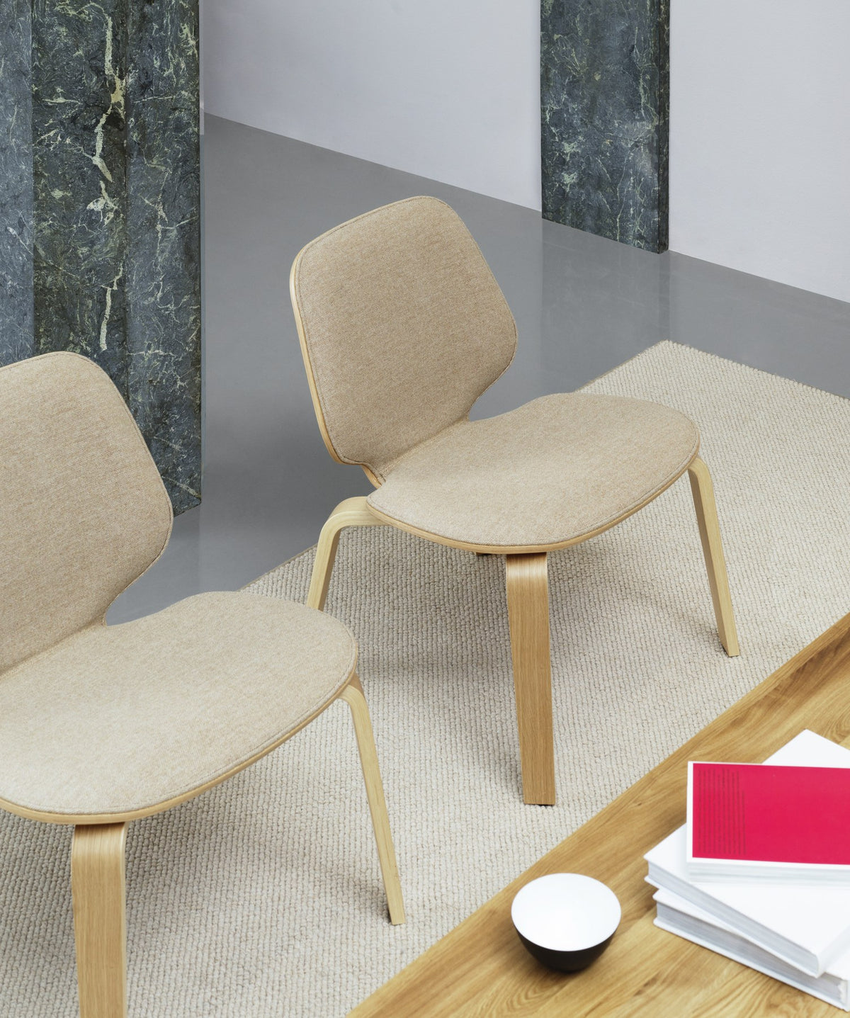 Stuhl My Chair Frontpolster Eiche von Normann Copenhagen: Schale aus Eiche, gepolsterte Vorderseite, gerundete Form, Holzbeine.