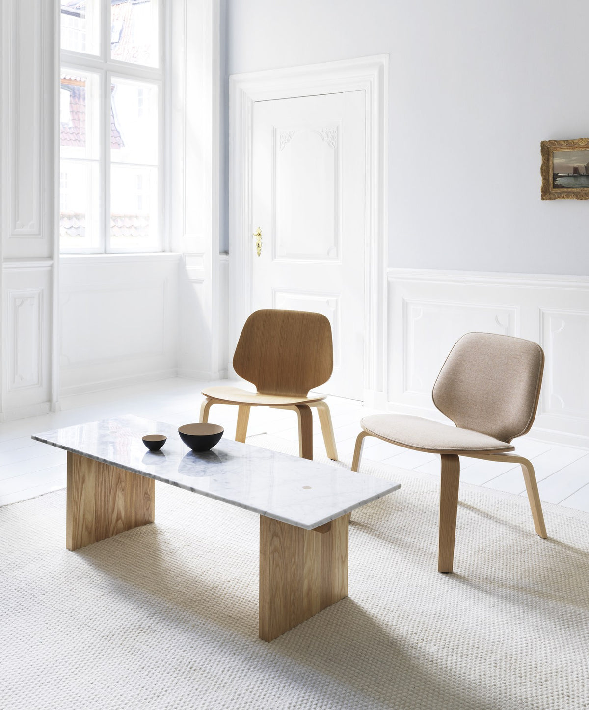 Stuhl My Chair Frontpolster Krom & Eiche von Normann Copenhagen: Sitzschale aus Eiche, verchromtes Gestell, beiger Bezug, abgerundete Form.