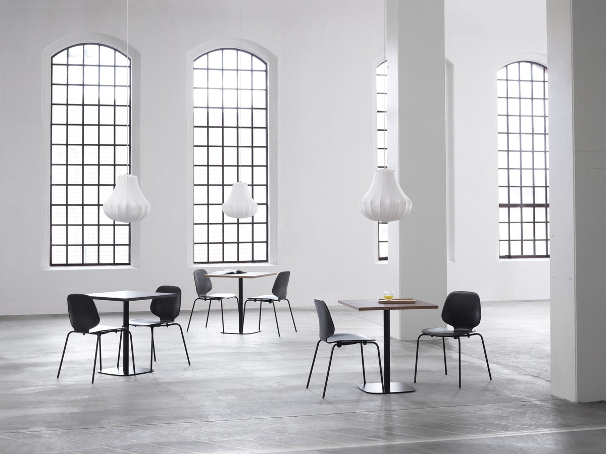 Stuhl My Chair Frontpolster Krom & Eiche von Normann Copenhagen: Sitzschale aus Eiche, verchromtes Gestell, beiger Bezug, abgerundete Form.