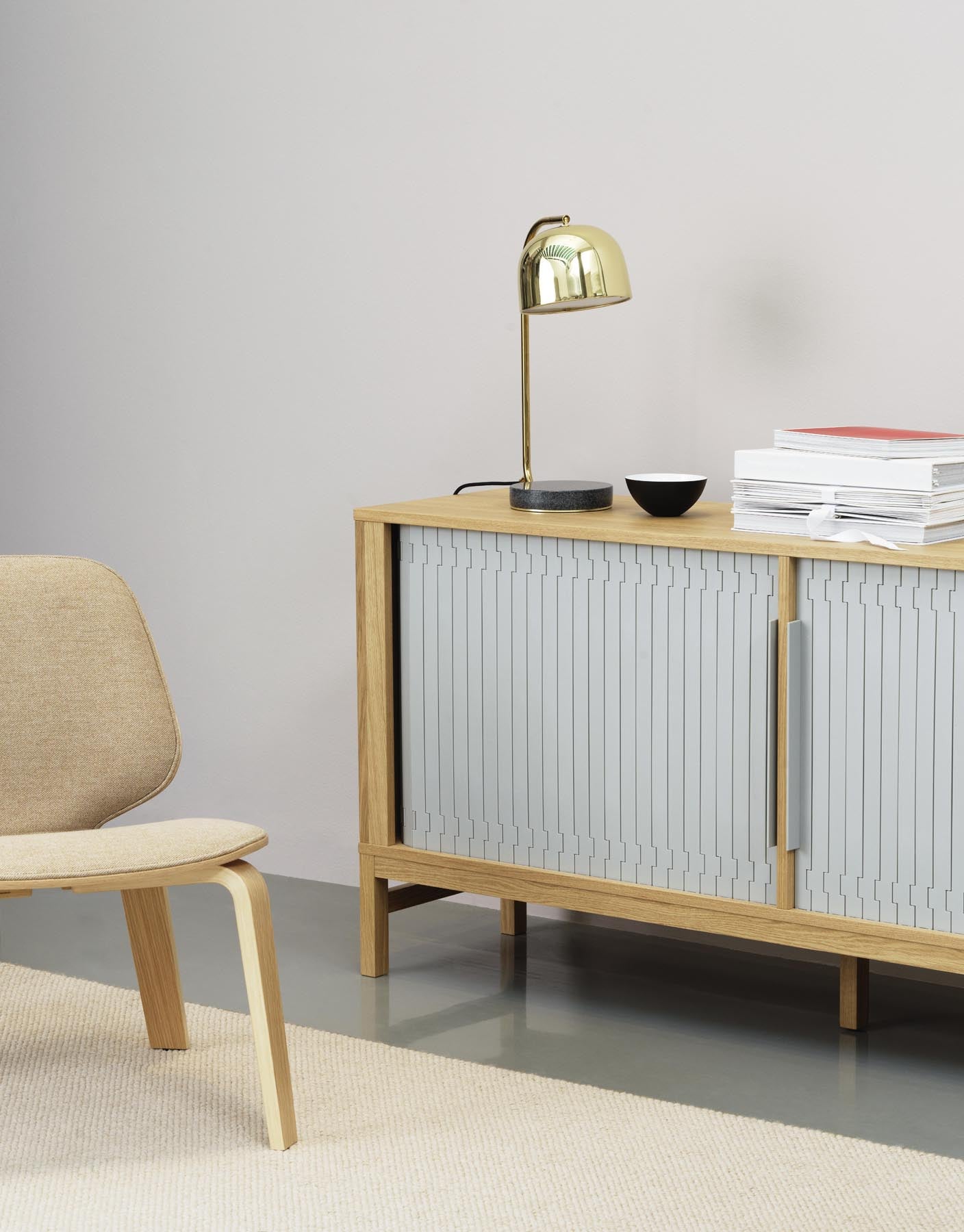 Entdecken Sie den My Chair Lounge-Sessel von Normann Copenhagen – stilvolle Eiche trifft auf einzigartiges Remix-Polster für höchsten Komfort.