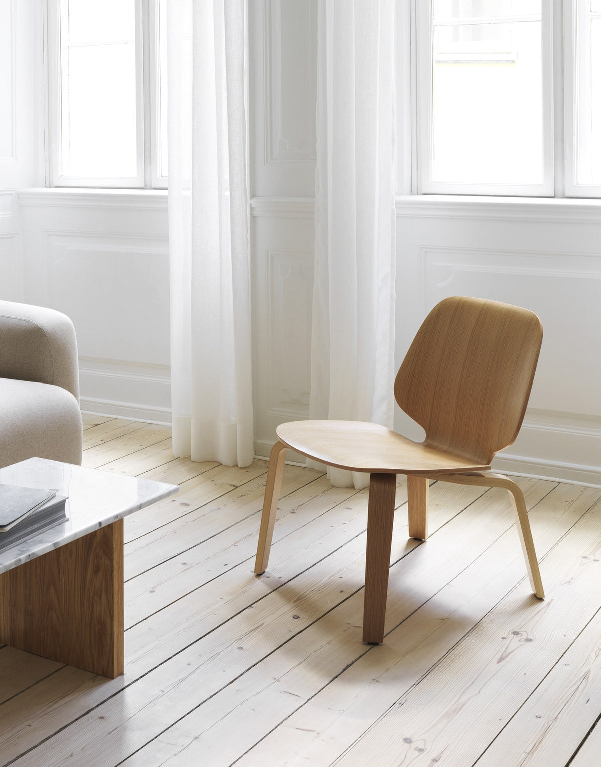 My Chair Lounge-Sessel von Normann Copenhagen: gepolsterte Sitzschale aus Furnier mit abgerundeten Formen und Beinen aus Eschenfurnier.