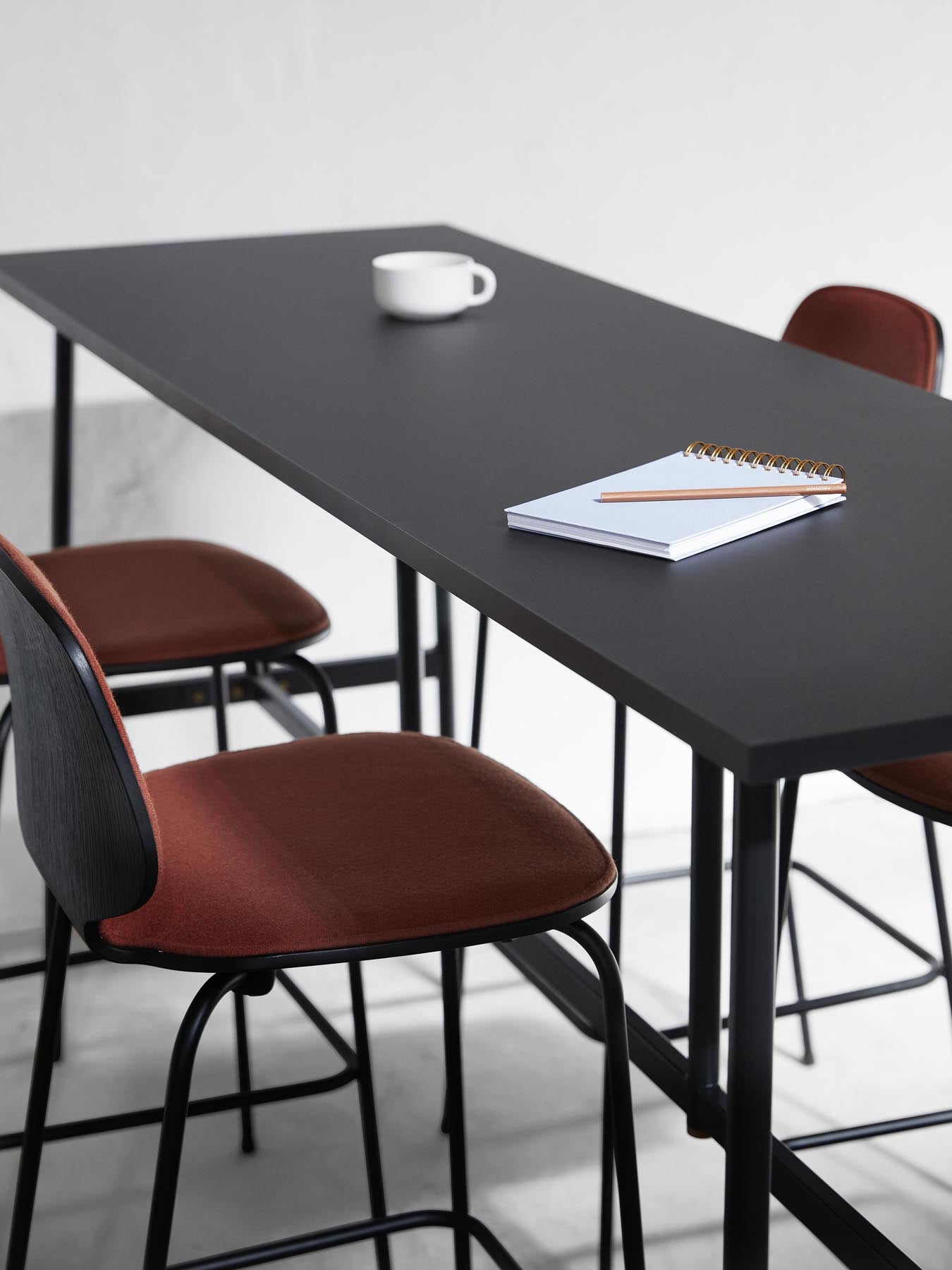 Erleben Sie den My Chair Barhocker 75 cm von Normann Copenhagen – stilvolles Design mit hochwertigem Ultra Leder in Schwarz, ideal für Ihr Zuhause.