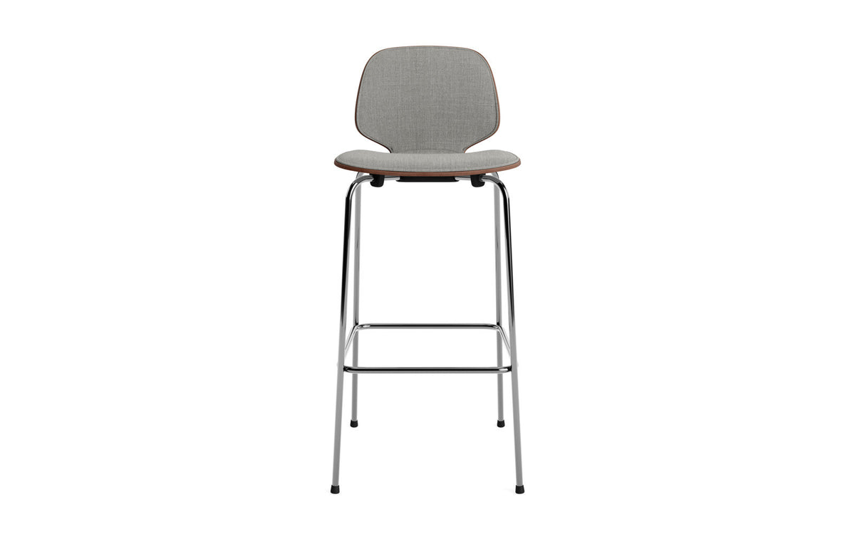 My Chair Barhocker 75 cm Frontpolster Krom Walnuss in Remix 133 präsentiert im Onlineshop von KAQTU Design AG. Barstuhl ist von Normann Copenhagen