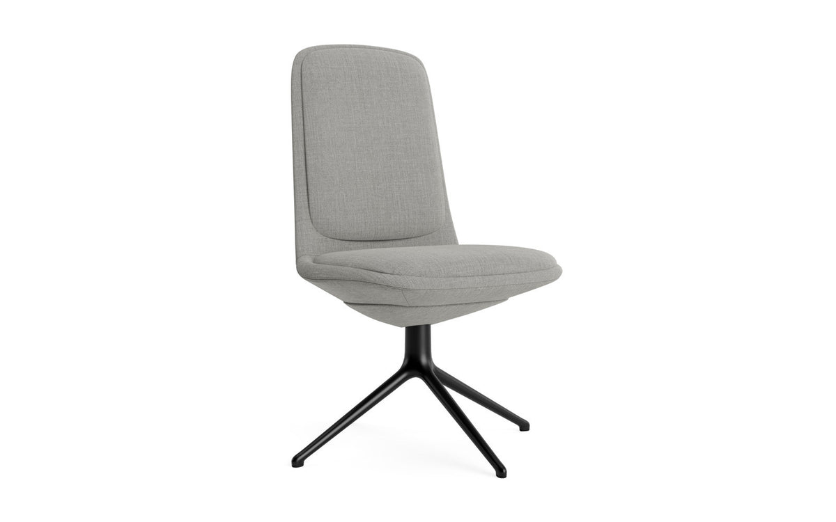 Off Chair niedrig mit Drehgestell 4B Schwartz aluminium mit kissen Remix in Remix 133 präsentiert im Onlineshop von KAQTU Design AG. Bürostuhl ist von Normann Copenhagen