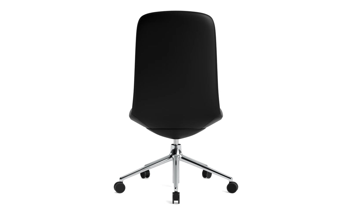 Off Chair niedrig mit Drehgestell und Rollen Gaslift Aluminium Ultra in Ultra 41599 präsentiert im Onlineshop von KAQTU Design AG. Bürostuhl ist von Normann Copenhagen