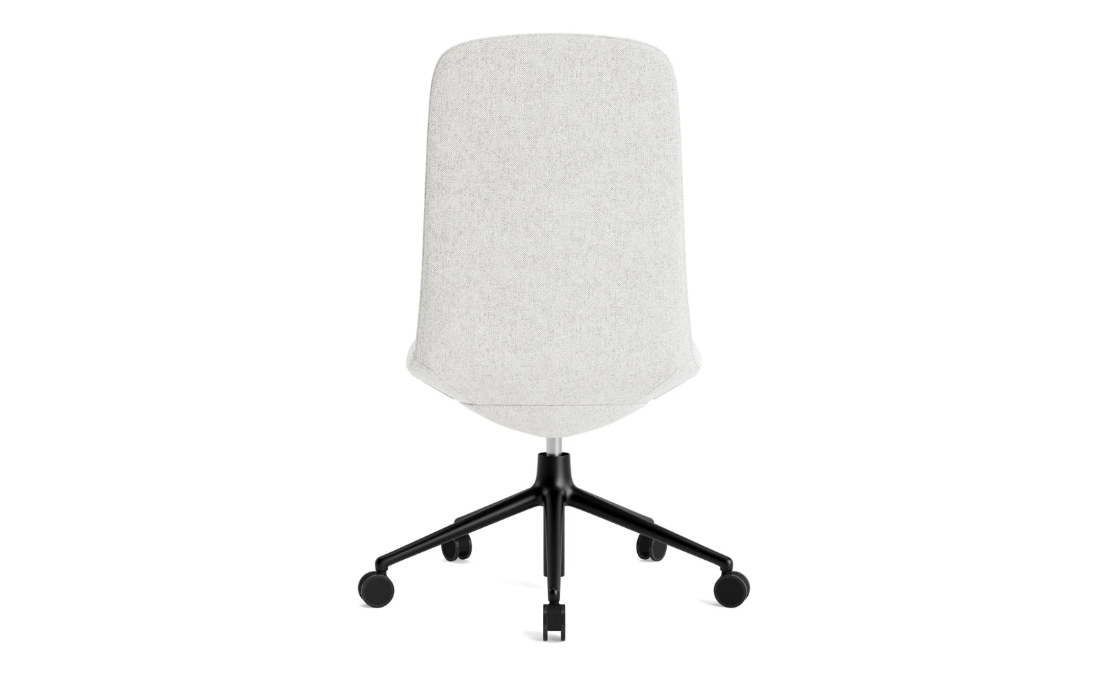 Entdecken Sie den Off Chair niedrig 5W von Normann Copenhagen: Ein eleganter Bürostuhl mit Gaslift, schwarzem Aluminium und komfortablem Hallingdal-Kissen.