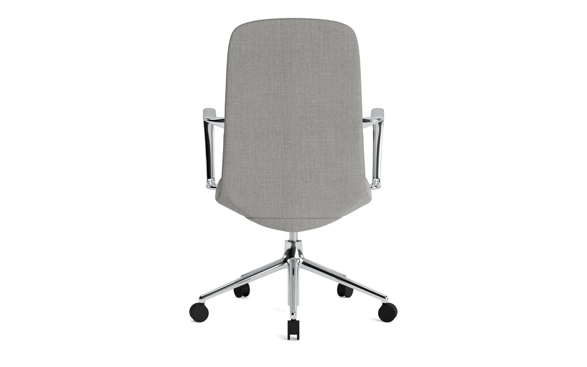 Off Armchair niedrig mit Drehgestell und Rollen Gaslift Aluminium Remix in Remix 133 präsentiert im Onlineshop von KAQTU Design AG. Bürostuhl ist von Normann Copenhagen