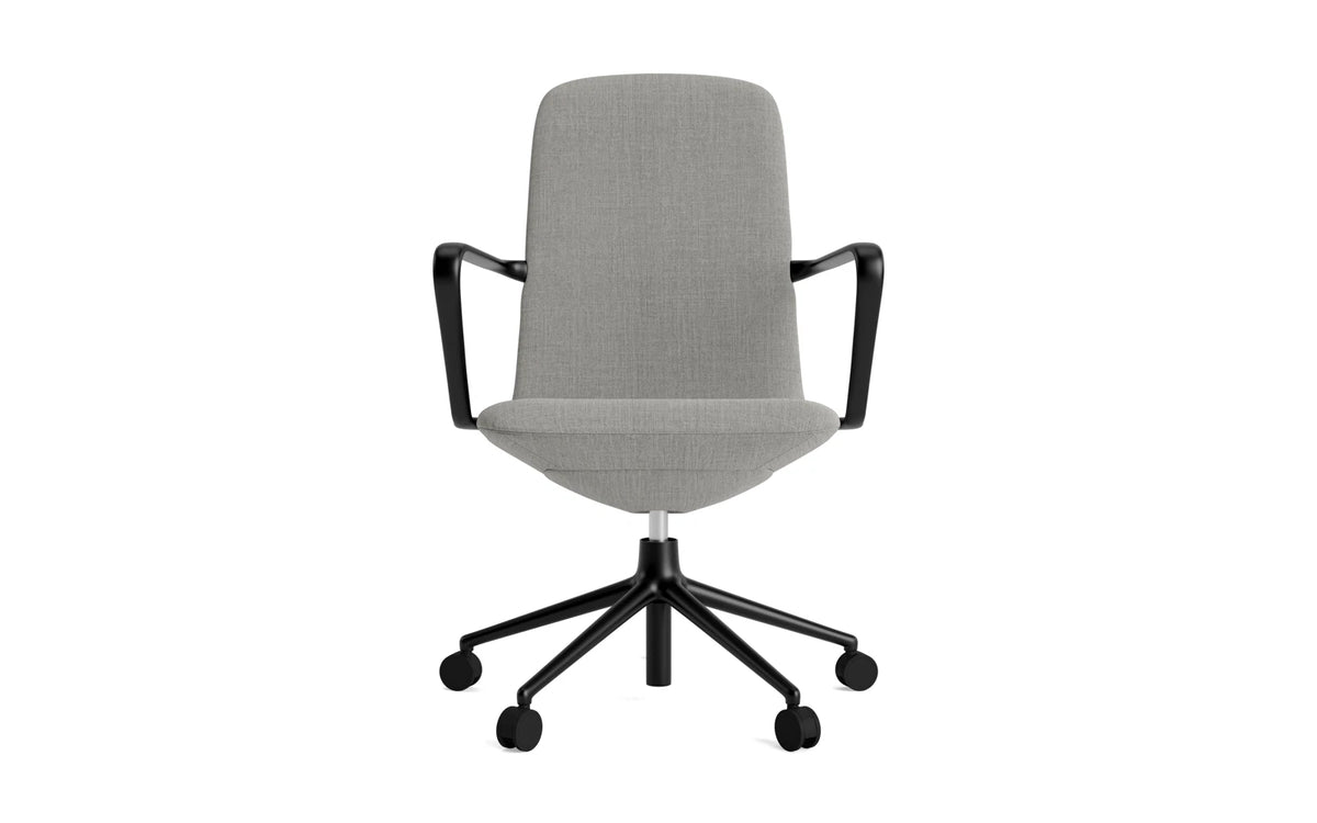 Off Armchair niedrig mit Drehgestell und Rollen Gaslift Schwartz Aluminium Remix in Remix 133 präsentiert im Onlineshop von KAQTU Design AG. Bürostuhl ist von Normann Copenhagen