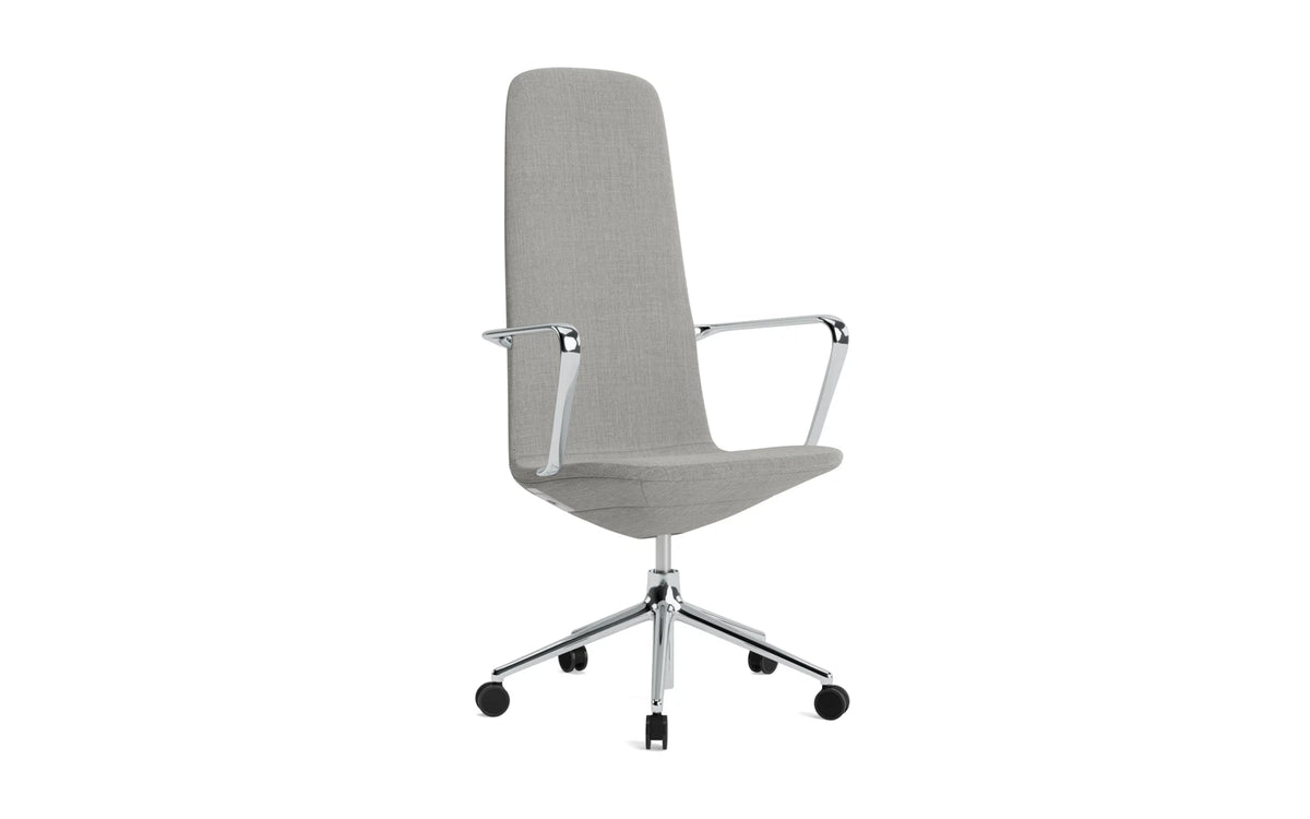 Off Armchair Hoch mit Drehgestell und Rollen Gaslift Aluminium Remix in Remix 133 präsentiert im Onlineshop von KAQTU Design AG. Bürostuhl ist von Normann Copenhagen