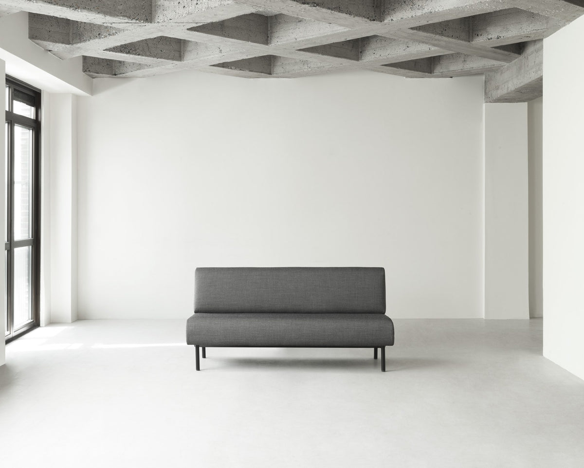 Schwarzes Frame Sofa von Normann Copenhagen mit gepolsterter Sitzfläche, abgewinkelter Rückenlehne und Beinen aus pulverbeschichtetem Stahl.
