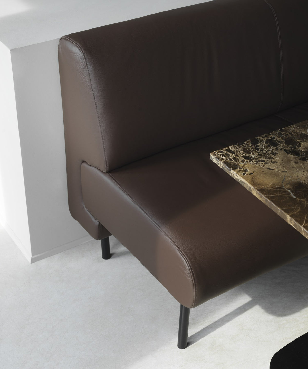 Schwarzes Frame Sofa von Normann Copenhagen mit gepolsterter Sitzfläche, abgewinkelter Rückenlehne und Beinen aus pulverbeschichtetem Stahl.