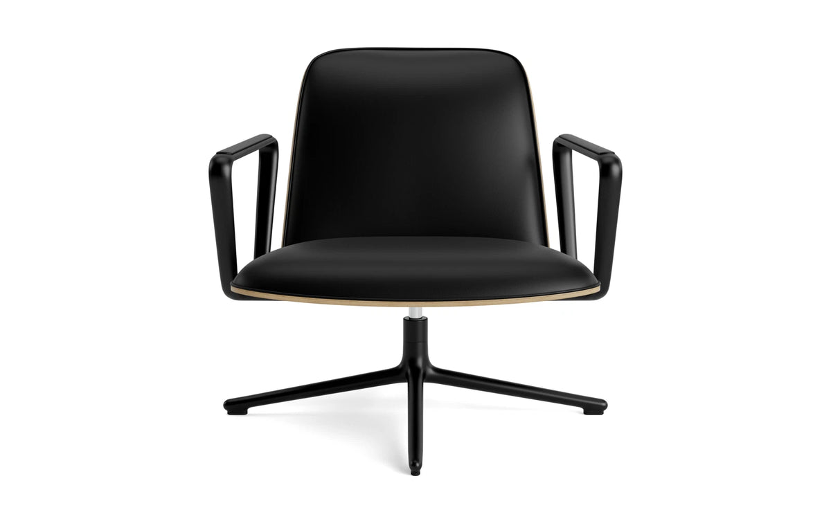 Pad Lounge-Sessel niedrig mit Drehgestell Schwarz Alu Eiche/Ultra in Ultra 41599 präsentiert im Onlineshop von KAQTU Design AG. Drehsessel ist von Normann Copenhagen