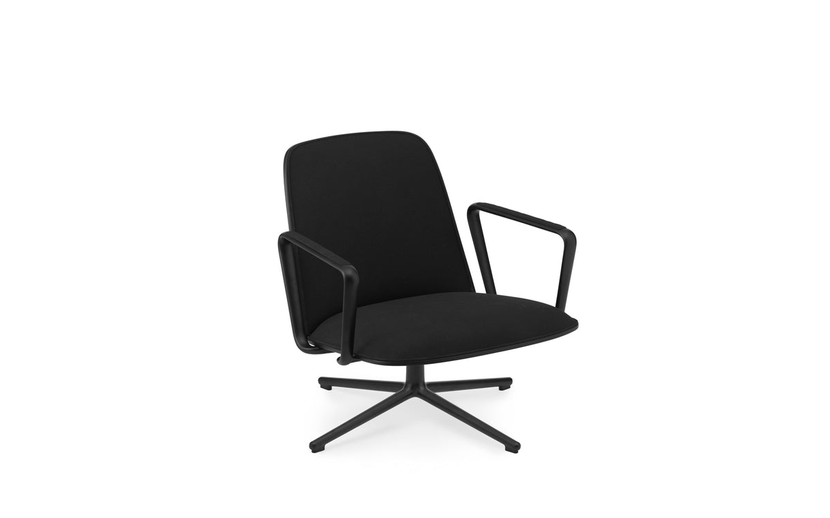 Pad Lounge-Sessel niedrig mit Drehgestell Schwarz Alu Schwarz/Oceanic in Oceanic OOC01 präsentiert im Onlineshop von KAQTU Design AG. Drehsessel ist von Normann Copenhagen