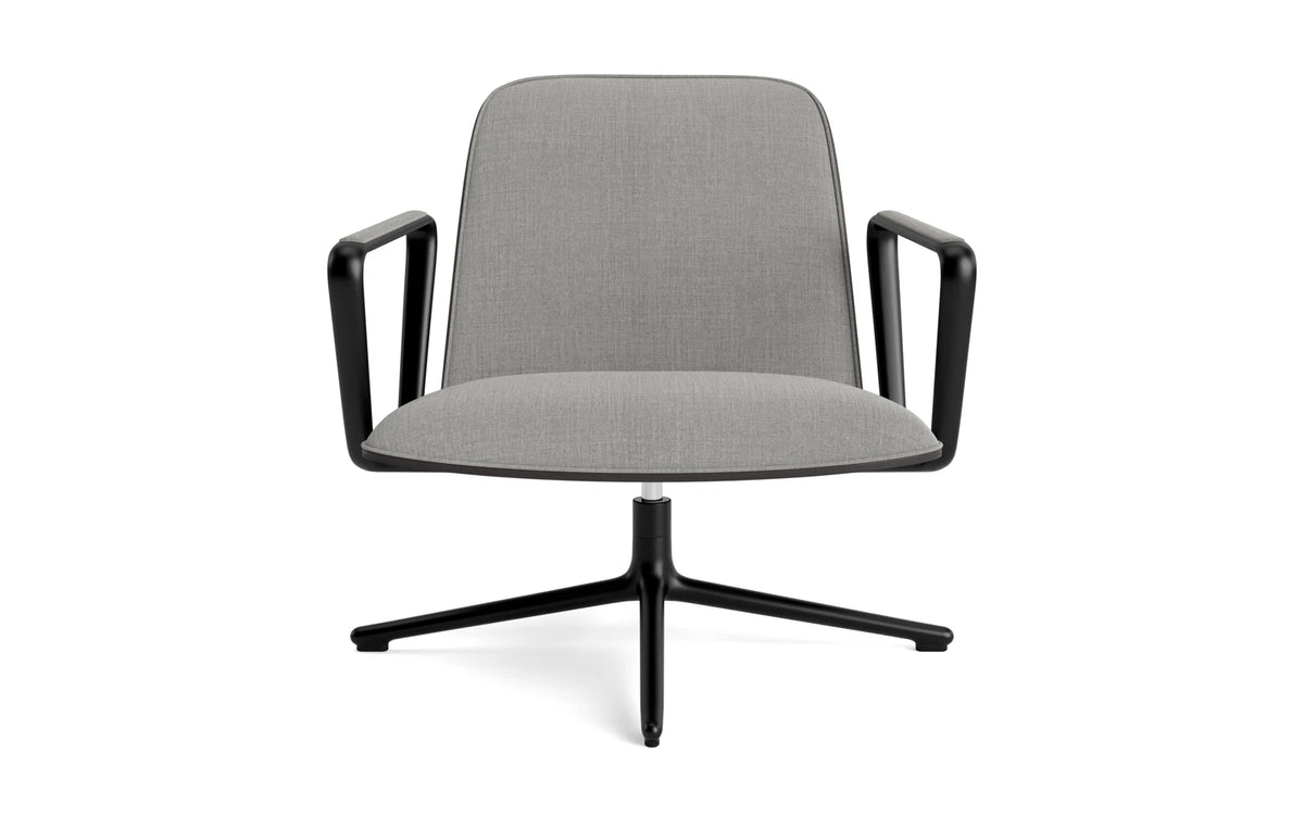 Pad Lounge-Sessel niedrig mit Drehgestell Schwarz Alu Schwarz/Remix in Remix 133 präsentiert im Onlineshop von KAQTU Design AG. Drehsessel ist von Normann Copenhagen