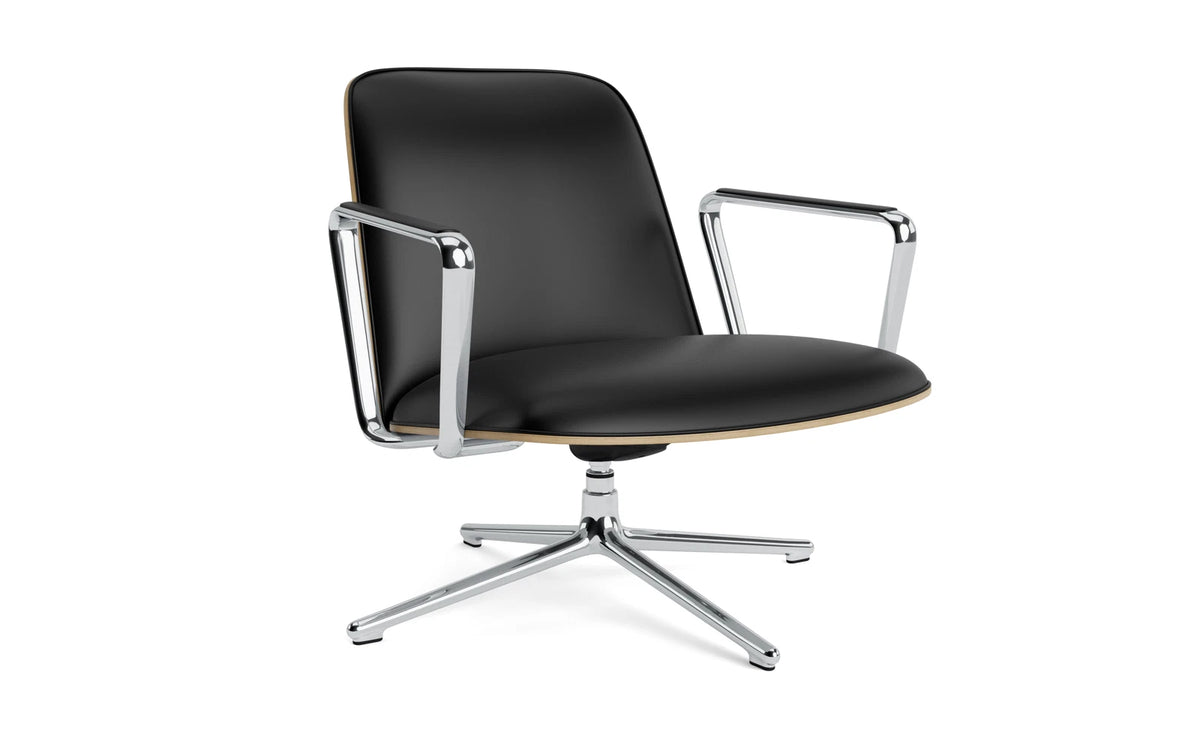 Pad Lounge-Sessel niedrig mit Drehgestell und Kippfunktion alu und Eiche/Ultra in Ultra 41599 präsentiert im Onlineshop von KAQTU Design AG. Drehsessel ist von Normann Copenhagen