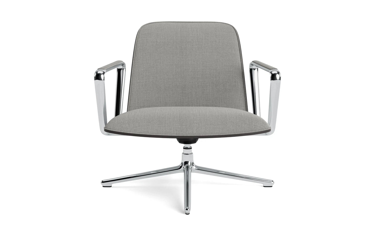 Pad Lounge-Sessel niedrig mit Drehgestell und Kippfunktion alu und Schwarz/Remix in Remix 133 präsentiert im Onlineshop von KAQTU Design AG. Drehsessel ist von Normann Copenhagen