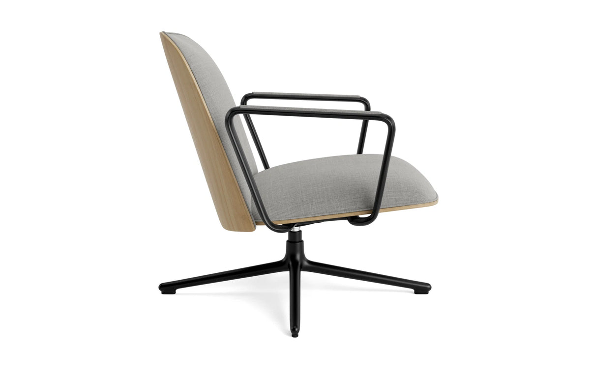 Pad Lounge-Sessel niedrig mit Drehgestell und Kippfunktion Schwarz Alu Eiche/Remix in Remix 133 präsentiert im Onlineshop von KAQTU Design AG. Drehsessel ist von Normann Copenhagen