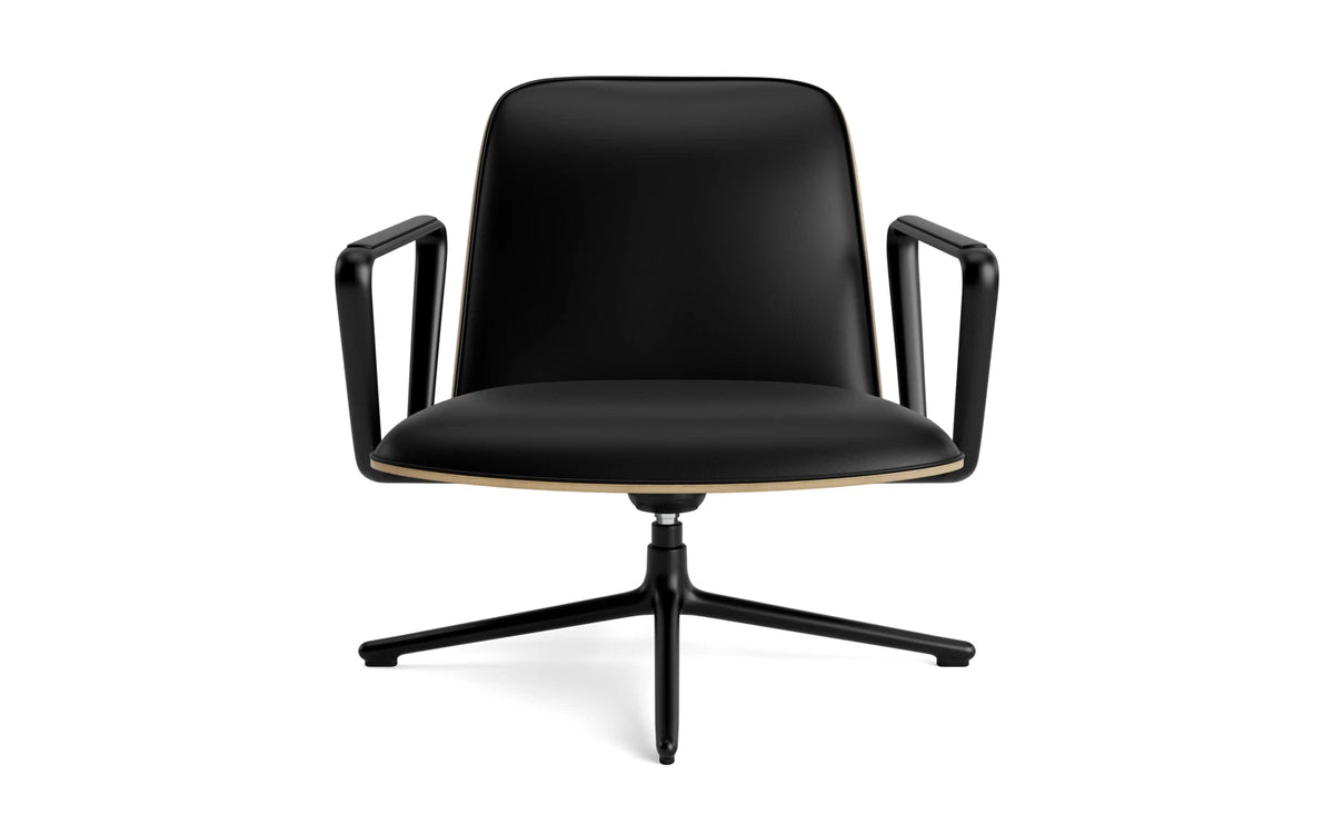 Pad Lounge-Sessel niedrig mit Drehgestell und Kippfunktion Schwarz Alu Eiche/Ultra in Ultra 41599 präsentiert im Onlineshop von KAQTU Design AG. Drehsessel ist von Normann Copenhagen