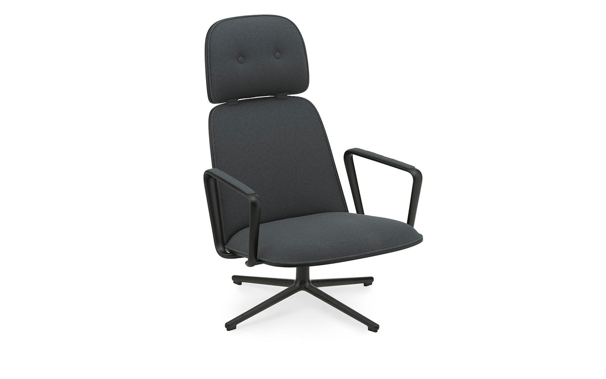 Pad Lounge-Sessel hoch mit Drehgestell Schwarz Alu Schwarz/Yoredale in Yoredale UDA25 präsentiert im Onlineshop von KAQTU Design AG. Drehsessel ist von Normann Copenhagen