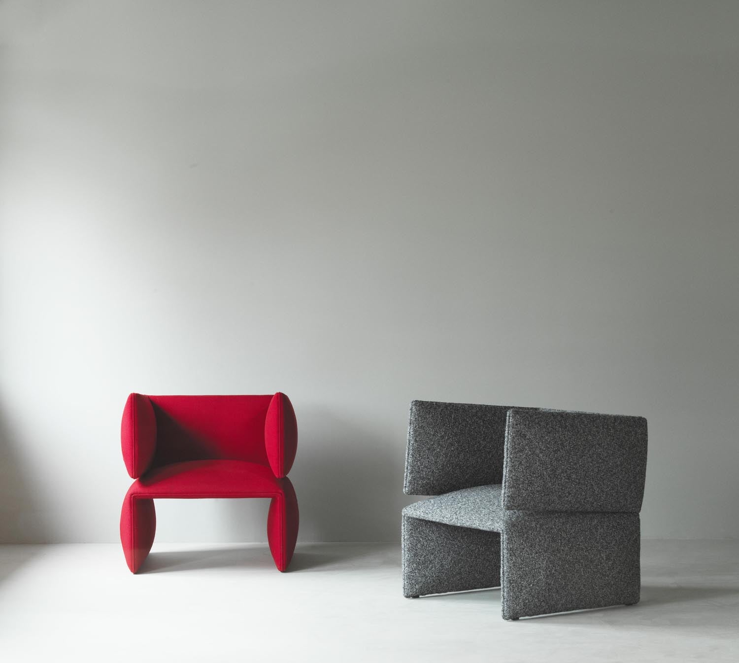 Entdecken Sie den Fold Lounge-Sessel Ultra von Normann Copenhagen – ein skulpturaler Sessel, der minimalistischen Stil und hohen Komfort vereint.