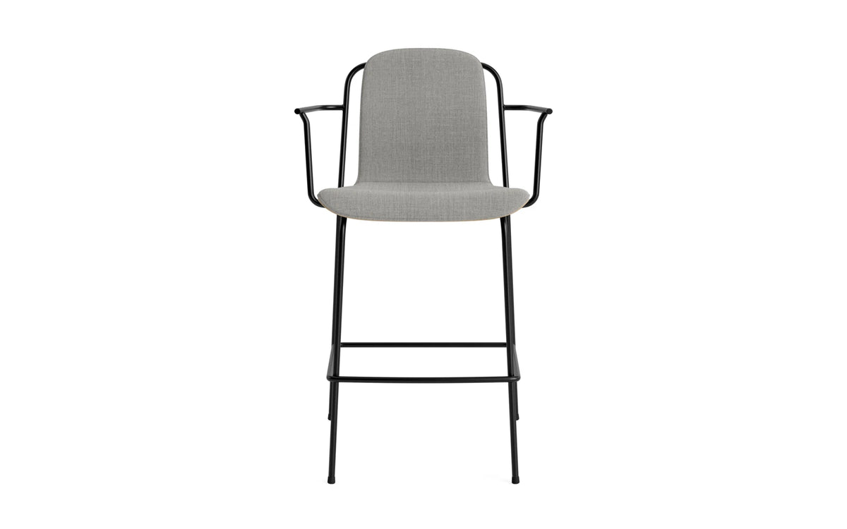 Studio Barstuhl mit Armlehne 65 cm frontpolster schwarzes Stahl/ Eiche/ Remix in Remix 133 präsentiert im Onlineshop von KAQTU Design AG. Barstuhl ist von Normann Copenhagen