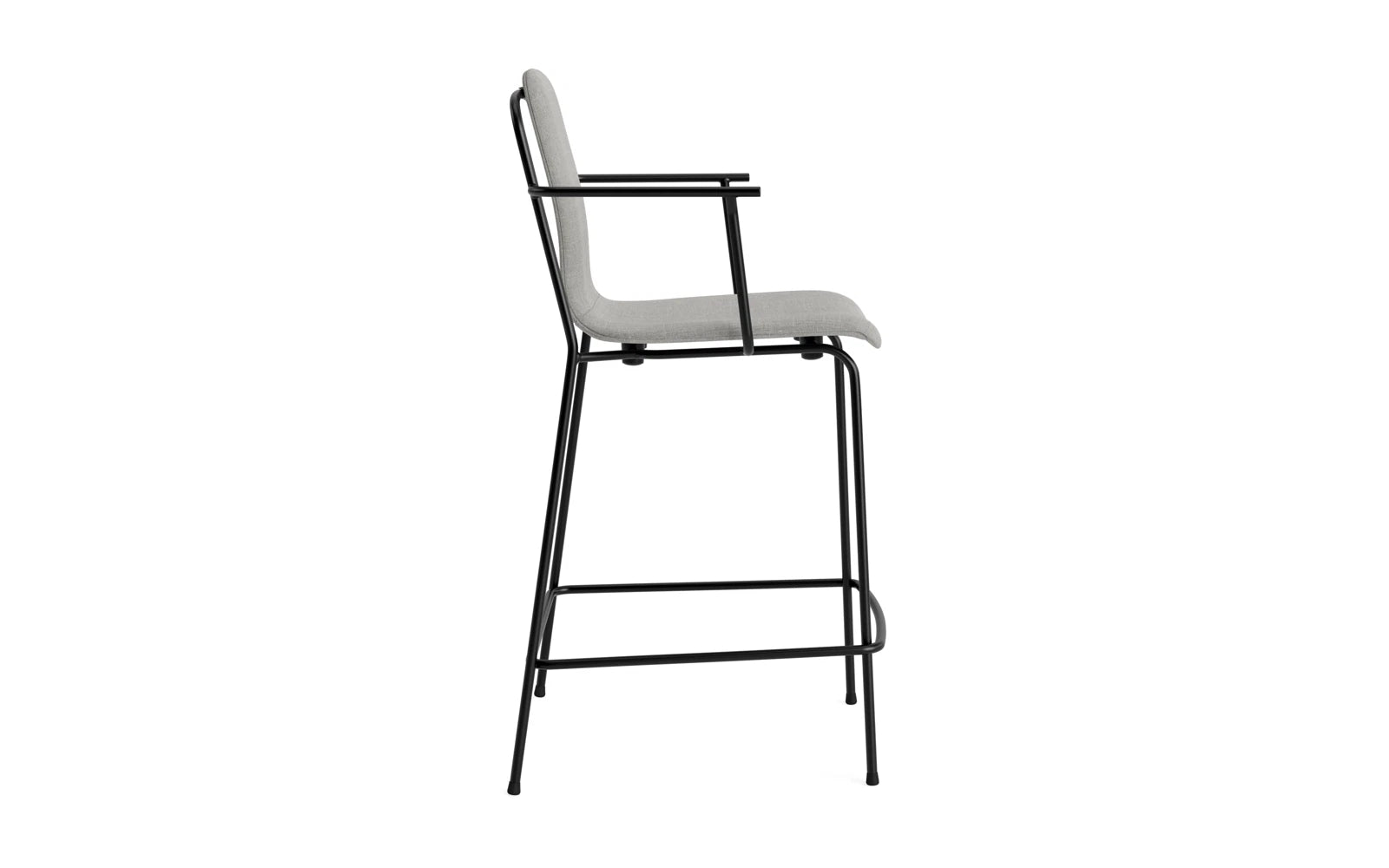Studio Barstuhl mit Armlehne 65 cm gepolstert schwarzes Stahl/ Remix in Remix 133 präsentiert im Onlineshop von KAQTU Design AG. Barstuhl ist von Normann Copenhagen