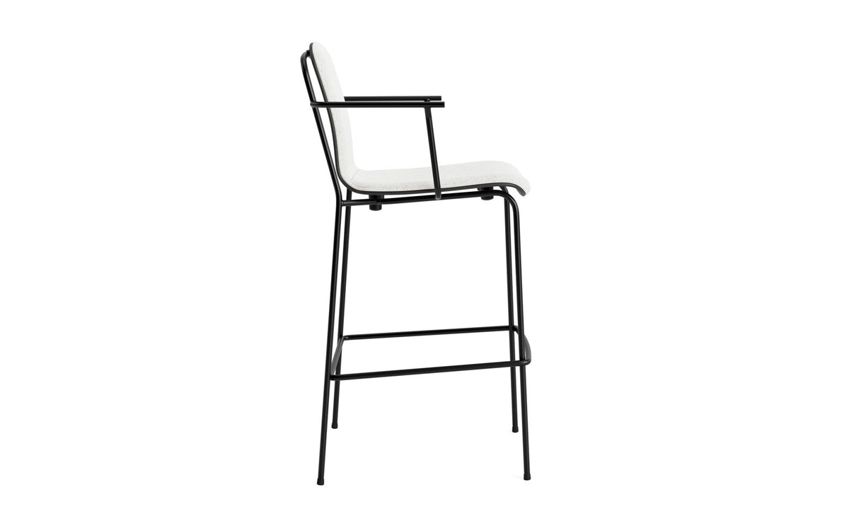 Studio Barstuhl 75 cm frontpolster schwarzes Stahl/ schwarz/ Hallingdal in Hallingdal 110 präsentiert im Onlineshop von KAQTU Design AG. Barstuhl ist von Normann Copenhagen