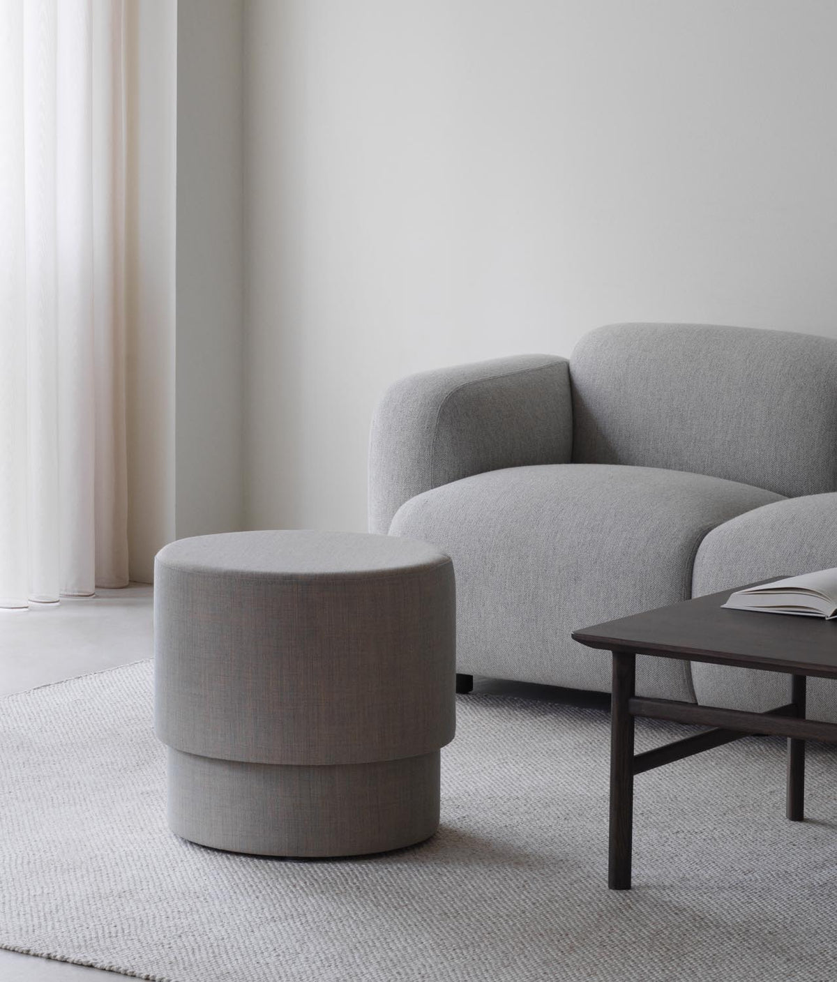 Runder Pouf aus PU-Schaum auf Sperrholzsockel, bezogen mit Textil Canvas 224, Modell Silo Pouf klein von Normann Copenhagen.