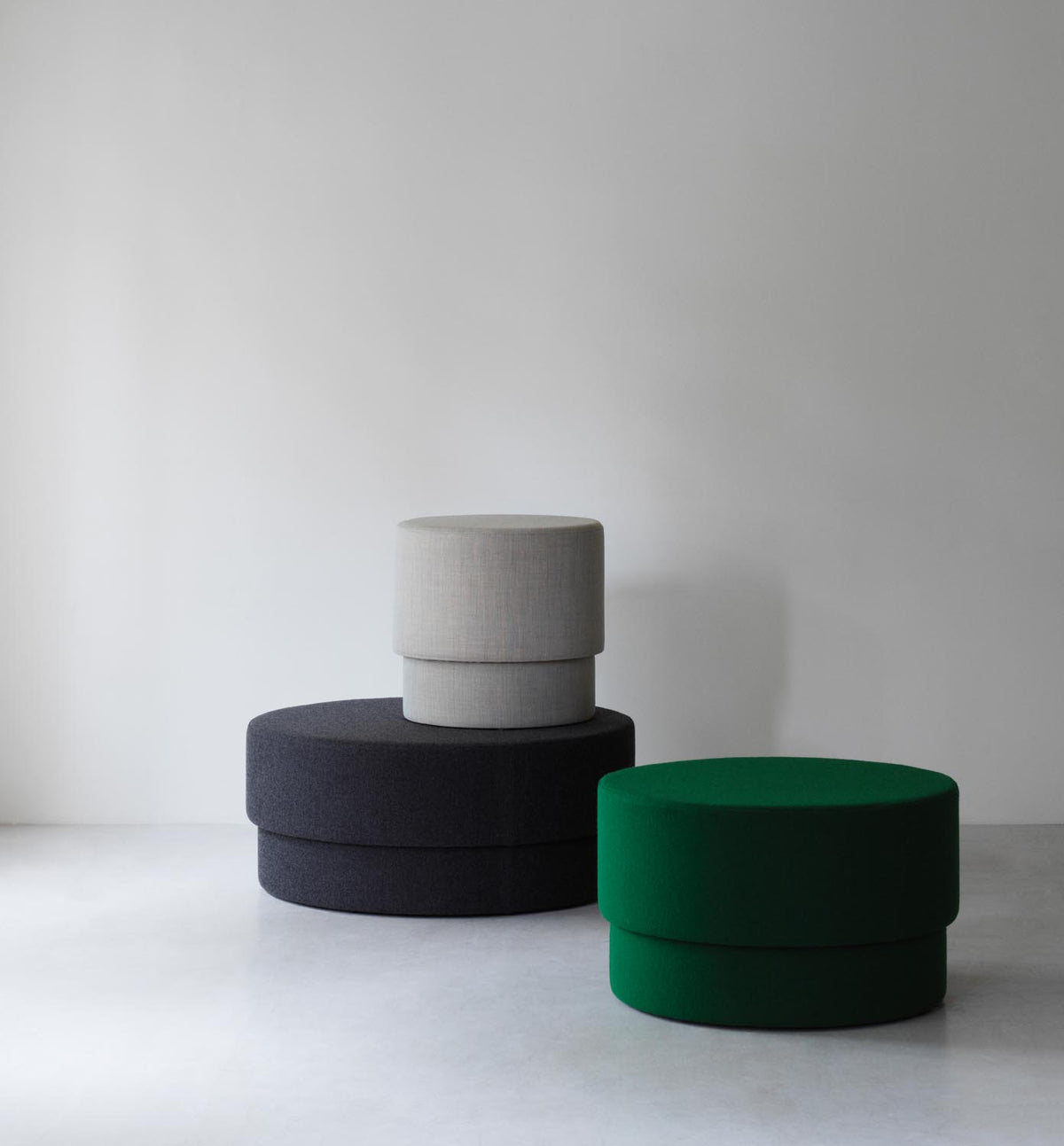 Zylindrischer Pouf Silo von Normann Copenhagen in Stoff Hallingdal 944, Sperrholzsockel, Höhe 43 cm, Durchmesser 70 cm.