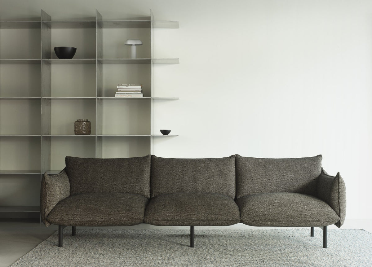 Ark modulares Sofa 3-Sitzer von Normann Copenhagen in Braun, geschwungene Kissenoptik, Beine aus pulverbeschichtetem Stahl.