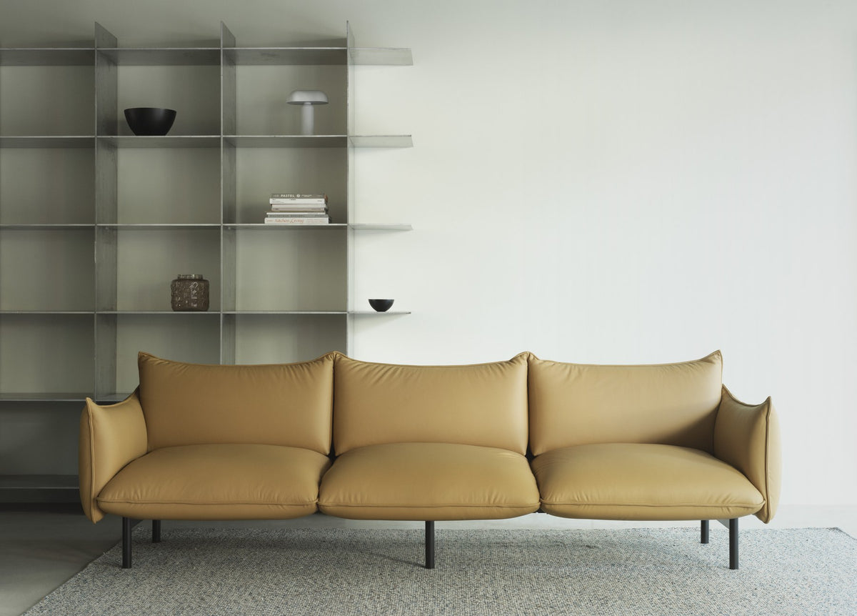 Ark modulares Sofa 3-Sitzer von Normann Copenhagen in Braun, geschwungene Kissenoptik, Beine aus pulverbeschichtetem Stahl.