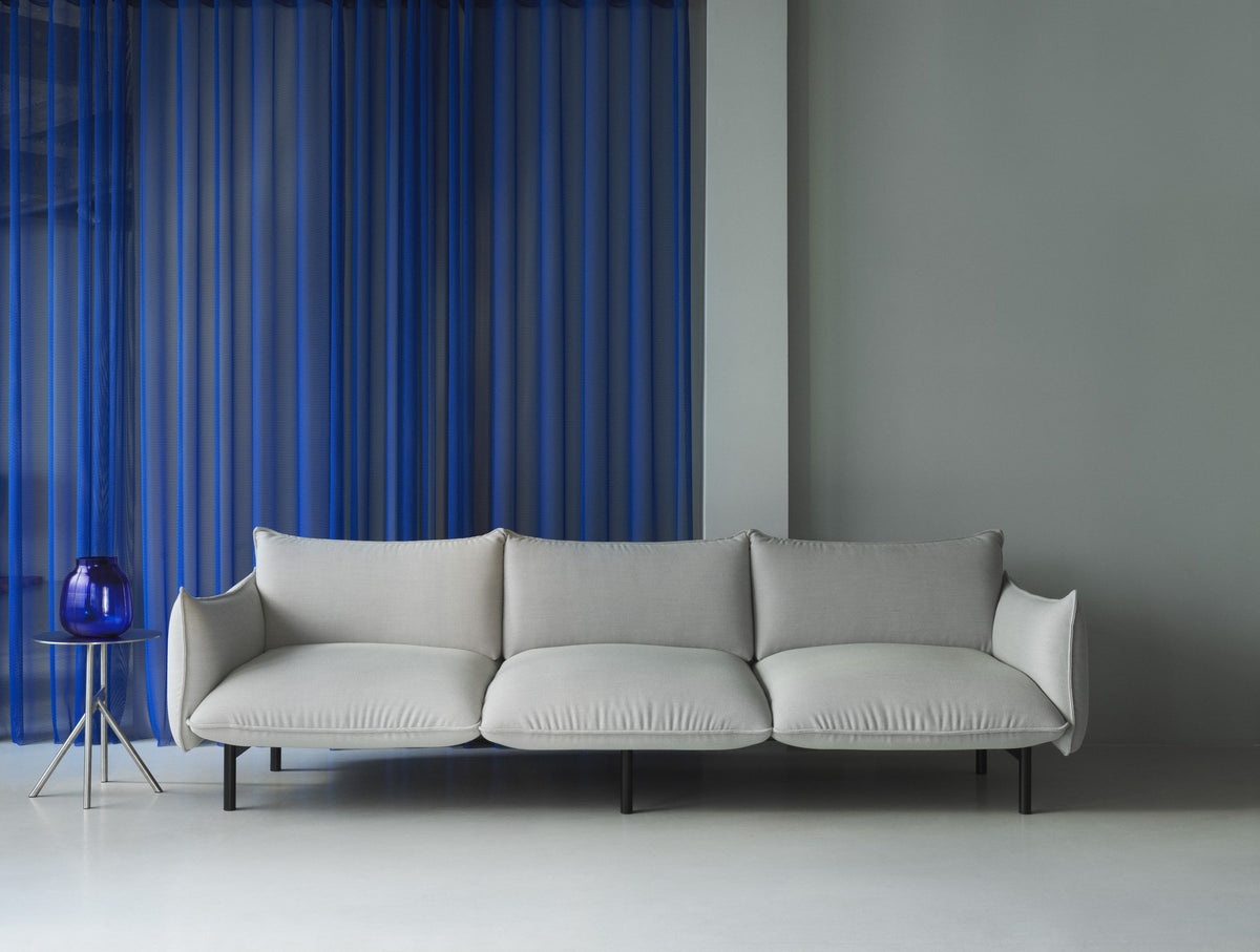 Ark modulares Sofa 3-Sitzer von Normann Copenhagen in Braun, geschwungene Kissenoptik, Beine aus pulverbeschichtetem Stahl.