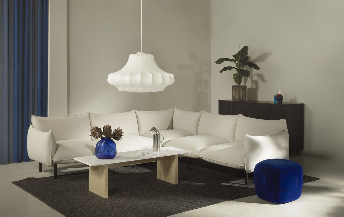Ark modulares 4-Sitzer Sofa von Normann Copenhagen in Weiss, gepolsterte Sitzkissen, Beine aus pulverbeschichtetem Stahl.